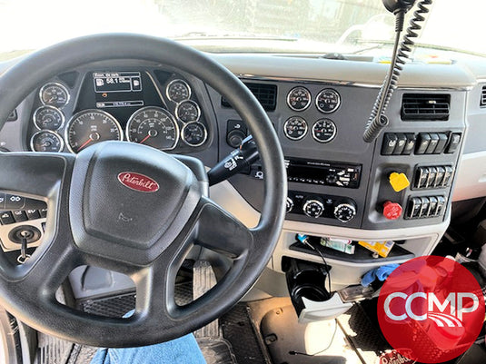 Camion tracteur routier Peterbilt 567 | 178,500 km