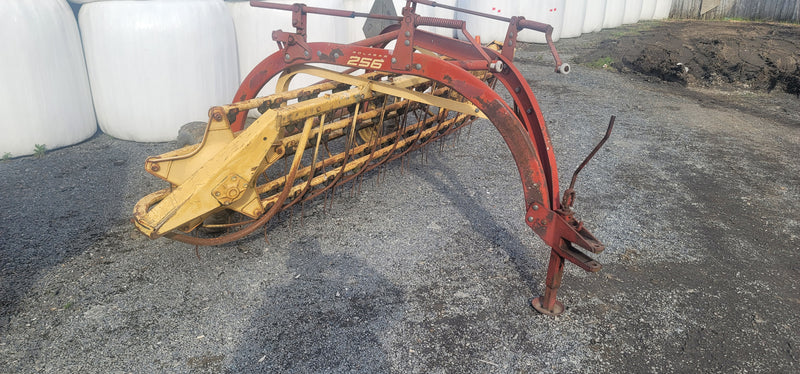 Load image into Gallery viewer, Hay Rake New Holland 256

