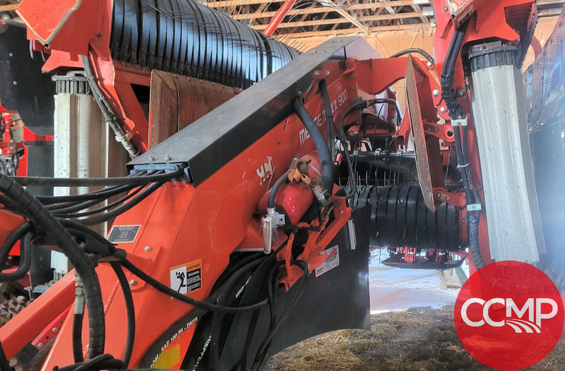 Load image into Gallery viewer, Windrow Merger Kuhn Merge Maxx 900
